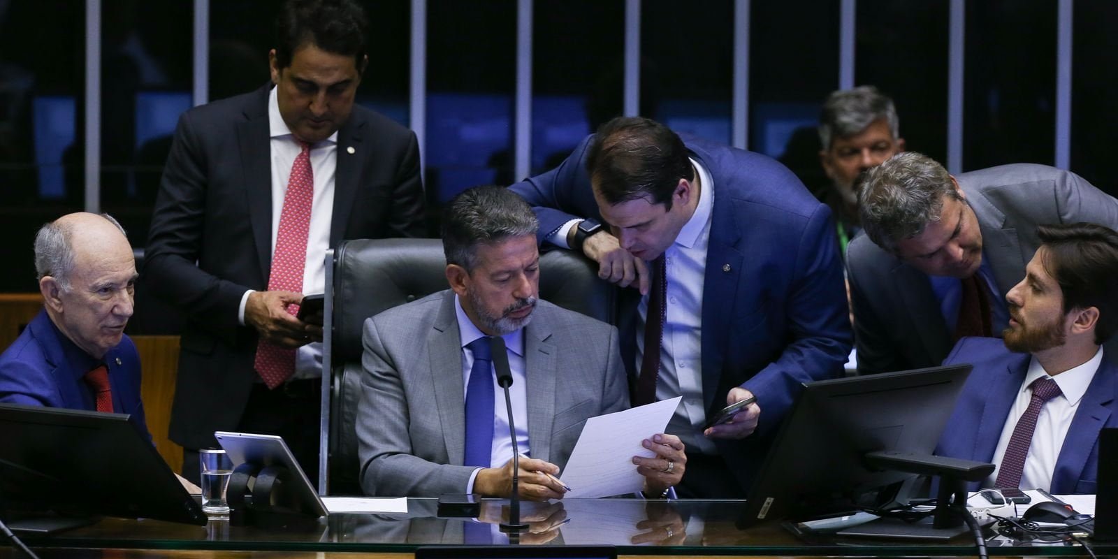 camara-aprova-projeto-de-lei-de-taxacao-para-super-ricos