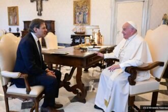 haddad-presenteia-papa-francisco-com-cuia-de-chimarrao