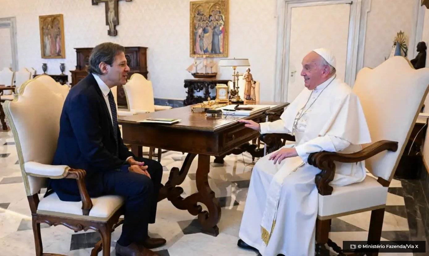 haddad-presenteia-papa-francisco-com-cuia-de-chimarrao